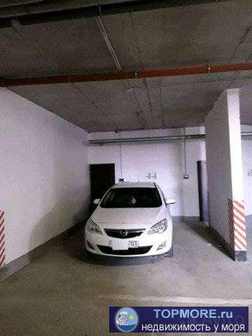 Парко место в жилом комплексе ''Лазурный Берег'' имеется стяжка, проведен свет.  И кладовое помещение с ремонтом 8...