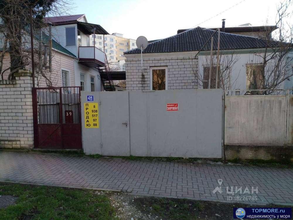Продается дом в центральной части города 200 метров от моря. 1-й этаж 50 кв.м. имеется две жилые комнаты, кухня,...