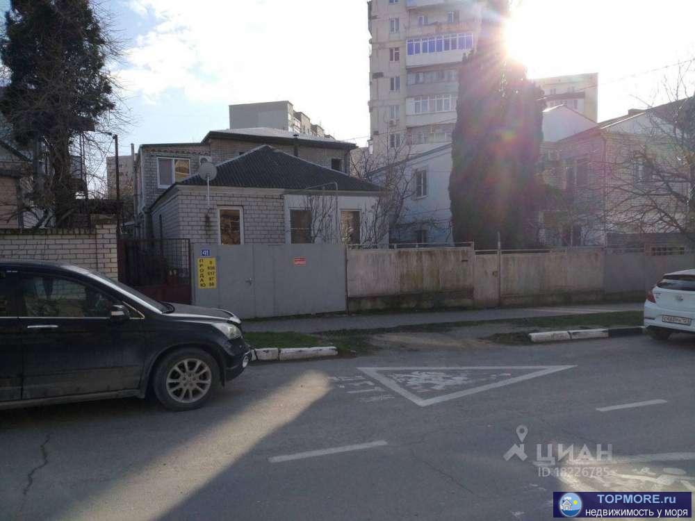 Продается дом в центральной части города 200 метров от моря. 1-й этаж 50 кв.м. имеется две жилые комнаты, кухня,... - 1