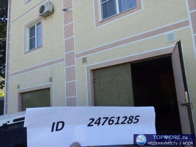 Вид на море ,пять жилых комнат,кухня 25м.кв,гаражные помещения70м.кв., 12м.кв котельная, общая площадь 224 м.кв.,...