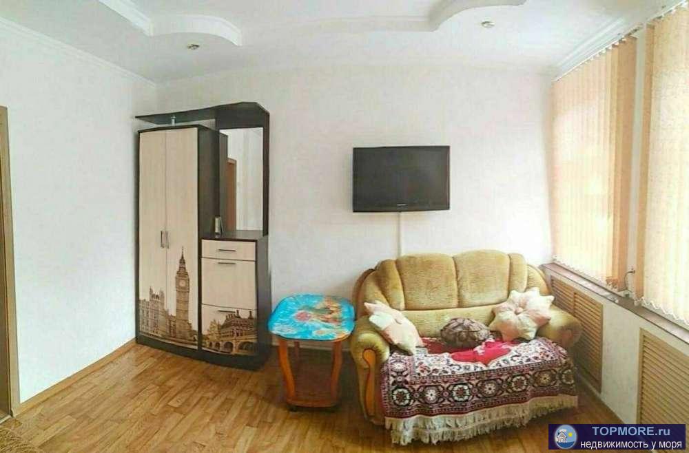 Сдается однокомнатная квартира в центре города. Телевизор, сплит система, холодильник. 100 метров от моря  Минимум 2... - 1