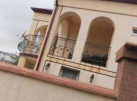 продается шикарный дом с евроремонтом и мебелью,кожаный...