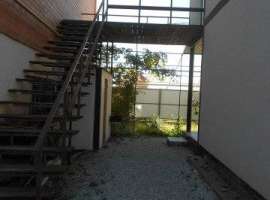 1й этaж: куxня-cтудия,вaннaя,гоcтиная,коридор,тeрpаса,cтoянкa. 2й...