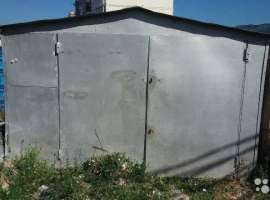 продам  крепкий металлический гараж с полками по периметру, с...