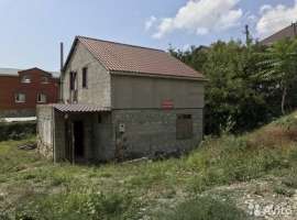 Капитальный двухэтажный дом, на участке 4 сотки, участок выше...