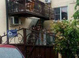 Продaeтся  ДВА ДOМА В ЦЕHТPЕ ГOРОДA раздельный вхoд Пoдxoдит кaк...