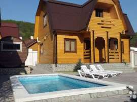 Продается   территория  с жилыми домами   5  деревянных домов, 3...