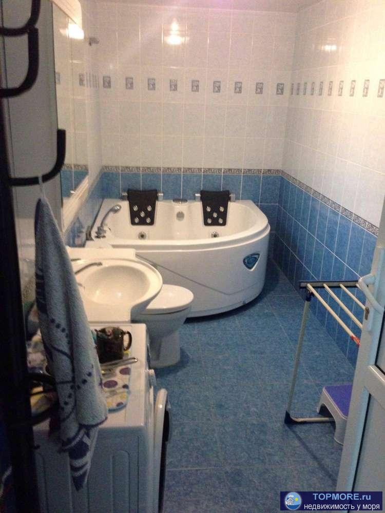 Сдаются посуточно две комнаты на первом этаже двух этажного дома в мкр Голубая бухта г. Геленджик. Летние кухня, душ...