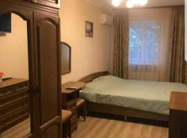 Сдается в летний период евро-трешка - кухня-гостиная и две комнаты,...