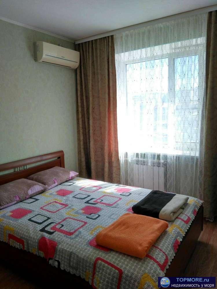 Двухкомнатная квартира (53 кв. м.) расположена в 9-ти этажном кирпичном доме на 7 этаже, в районе Полевого рынка....