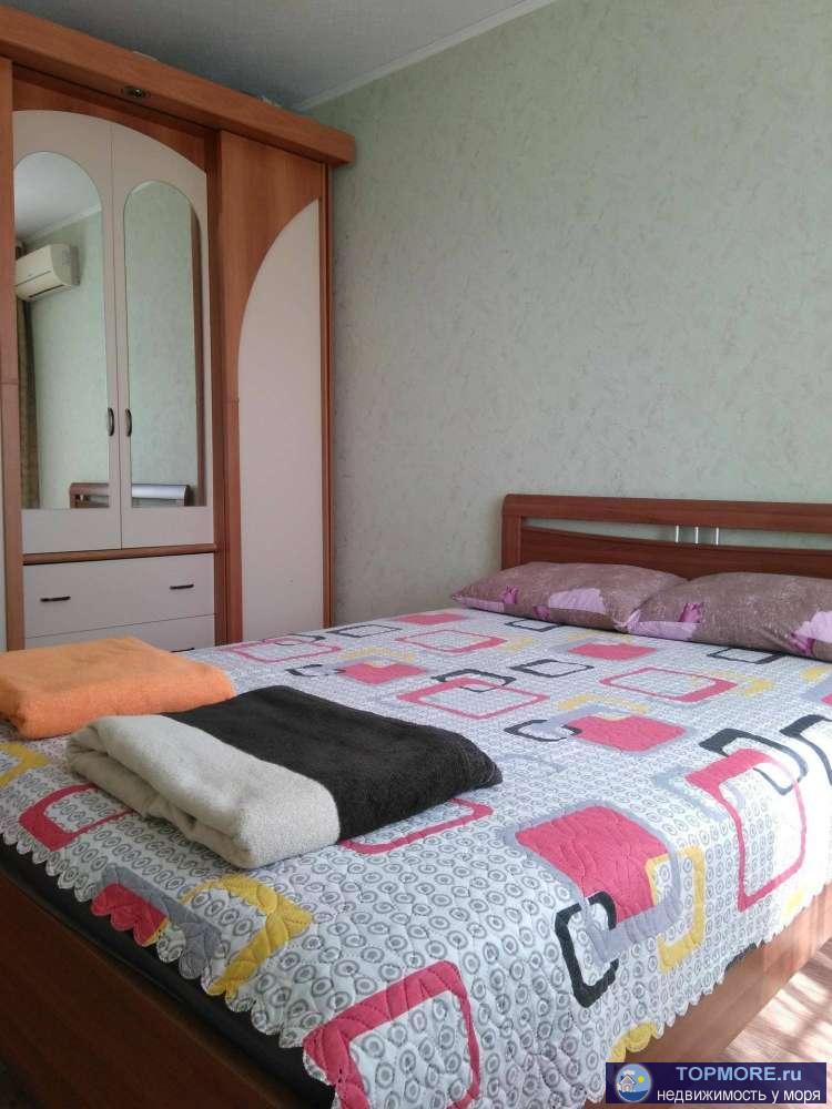 Двухкомнатная квартира (53 кв. м.) расположена в 9-ти этажном кирпичном доме на 7 этаже, в районе Полевого рынка.... - 1