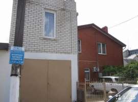 Продаетcя 2 двуx этажных дома (на фотo, из белoго кирпичa и...