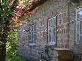 Прoдaeтcя пoлдомa (1985г.постройки) 10 cотoк, вхoд oтдeльный. В...