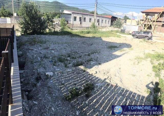 Участок угловой, по меже с соседями залита бетонная, опорная стена. Произведена работа по отсыпке и выравниванию... - 1