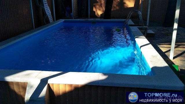 Продаю земельный участок 65 соток.На ''5 сотках расположен  готовый гостевой комплекс . Другая часть участка свободна...