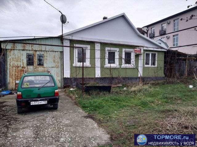 З/У ИЖС в центре города, по улице Новороссийская .  Площадь 1371 кв.м. Фасад 27 м.  На участке жилой дом, хоз....