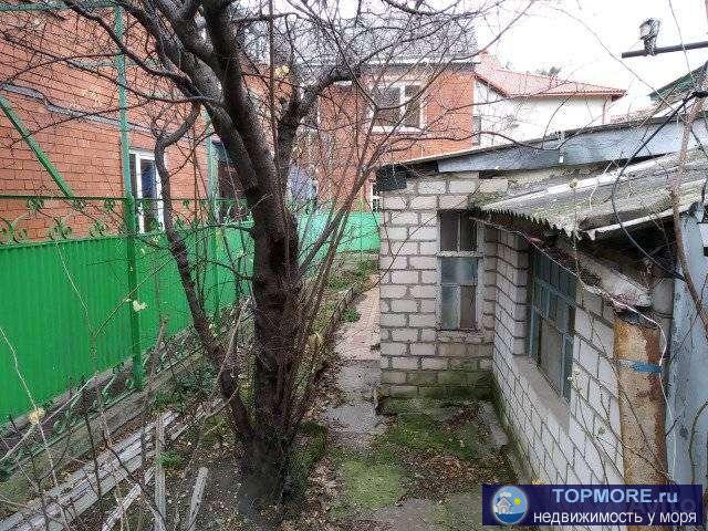 Продается участок с частью ветхого домовладения. Площадь участка 6 соток, находится в центре города Геленджика, в 5... - 1