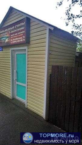 часть участка в центре города,дом два этажа,хозпостройки,торг