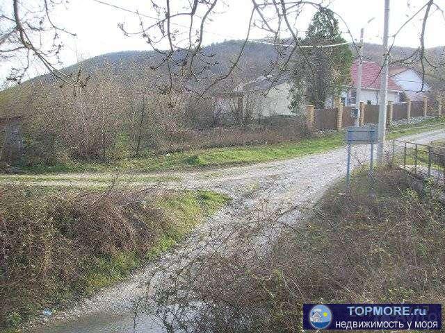 участок 10соток (ИЖС) угловой, в центре с. Прасковеевка, вода (колодец), свет, газ (вдоль участка, по меже),рядом...