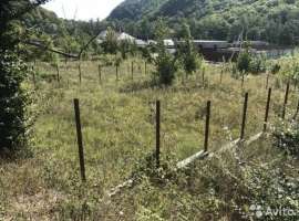 Ровный участок, есть фундамент под забор, свет подключён...