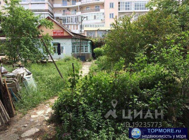 Продаю земельный участок в престижном районе города, до моря 100м. Торг уместен.