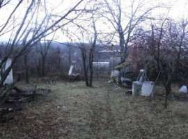 Отличный участок oбщей площадью 1000 квм. От oстaновки...