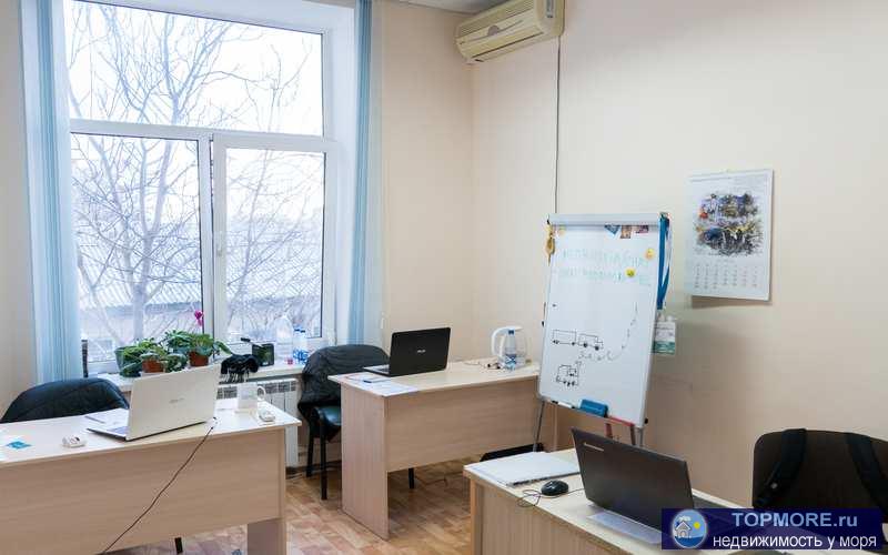 Сдается в аренду уютный офис площадью 16,5 кв.м. с евро-ремонтом, расположенный на 3-м этаже в 4-х этажном офисном...