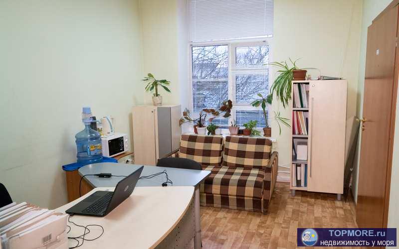 Сдается в аренду уютный офис площадью 16,5 кв.м. с евро-ремонтом, расположенный на 3-м этаже в 4-х этажном офисном...