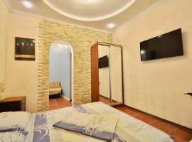 Квартира люкс с отдельным двором от хозяина. Расположена рядом с...