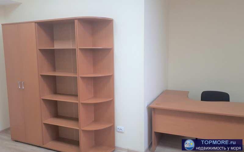 Сдается в аренду просторный офис площадью 24,5 кв.м. с евро-ремонтом, расположенный на 3-м этаже в 4-х этажном... - 1