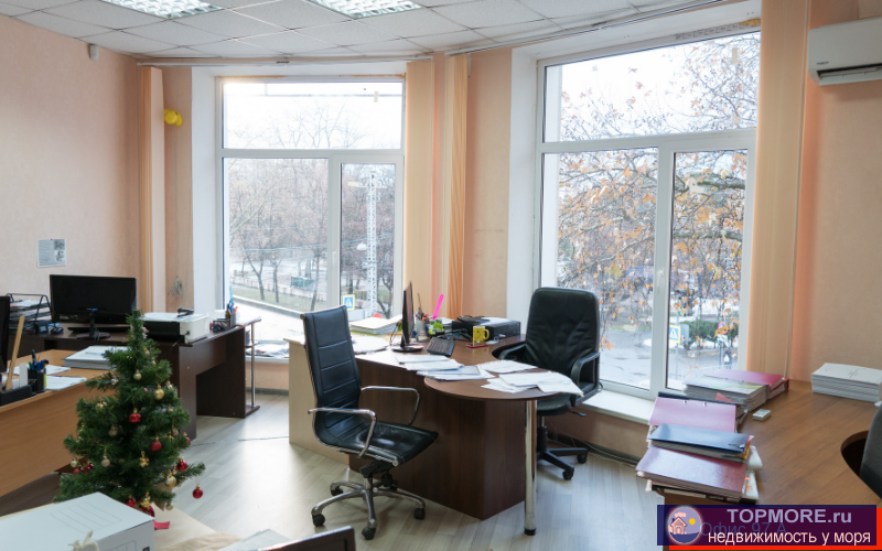 Сдается в аренду просторный офис площадью 33,2 кв.м. с прекрасным видом на парк, с евро-ремонтом, расположенный на...