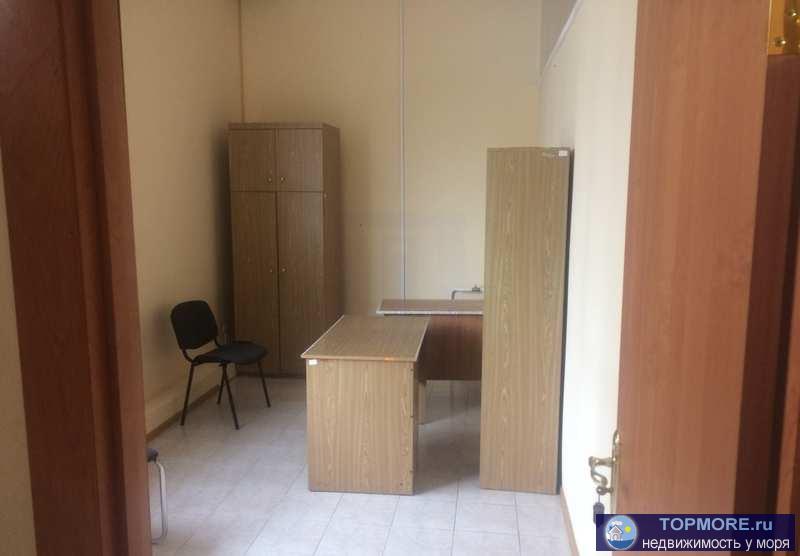 Сдается в аренду офисный блок площадью 256,3 кв.м. Помещение находится на 2-м этаже . Офисный блок состоит из 8-ми...