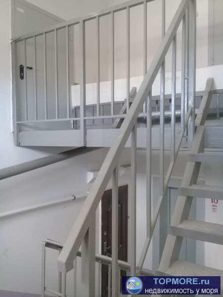 Продается видовая квартира в новом доме с ремонтом на Комбрига Потапова.  Выполнен косметический ремонт: обои,... - 2