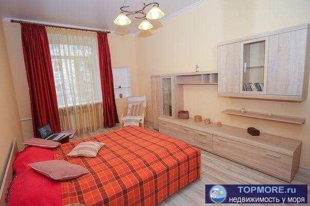 Предлагается к продаже  трёхкомнатная квартира в историческом центре города.  Дом сталинской постройки, перекрытия...