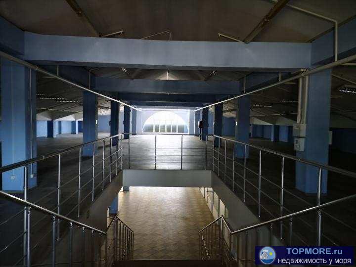 Сдаются торговые площади.  Большое помещение 2 этажа  700 метров. Грузовой лифт, потолок 3м.. Возможно снять часть...