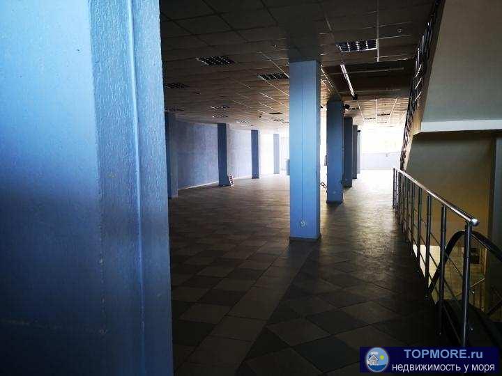 Сдаются торговые площади.  Большое помещение 2 этажа  700 метров. Грузовой лифт, потолок 3м.. Возможно снять часть... - 1