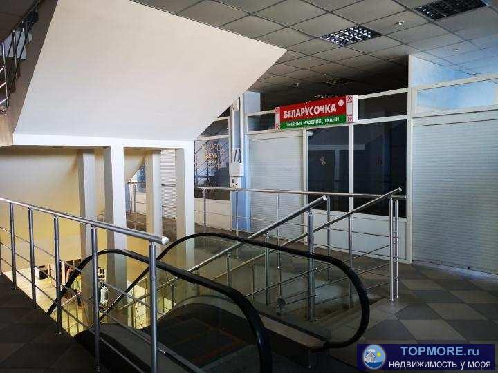 Сдаются торговые площади.  Большое помещение 2 этажа  700 метров. Грузовой лифт, потолок 3м.. Возможно снять часть... - 2