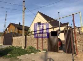 Продается просторный дом.Первый этаж: три раздельных комнаты,...