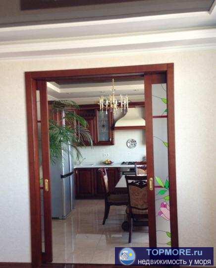    Продается трехкомнатная квартира.  Вид на город и море! Трехкомнатная квартира площадью располагается на 4 этаже/5... - 2