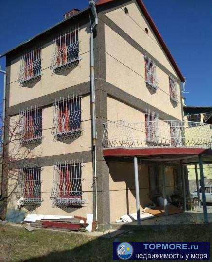 Продам трехэтажный коттедж с евроремонтом в Орловке в пяти минутах от моря. Площадь: 200 кв. м.  Участок: 4 сотки....