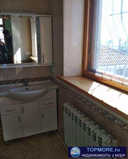 Продам трехэтажный коттедж с евроремонтом в Орловке в пяти минутах от моря. Площадь: 200 кв. м.  Участок: 4 сотки.... - 2