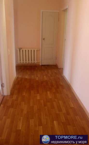 Продается трехкомнатная просторная квартира. Центральное отопление, бойлер, установлены пластиковые окна, утеплен...