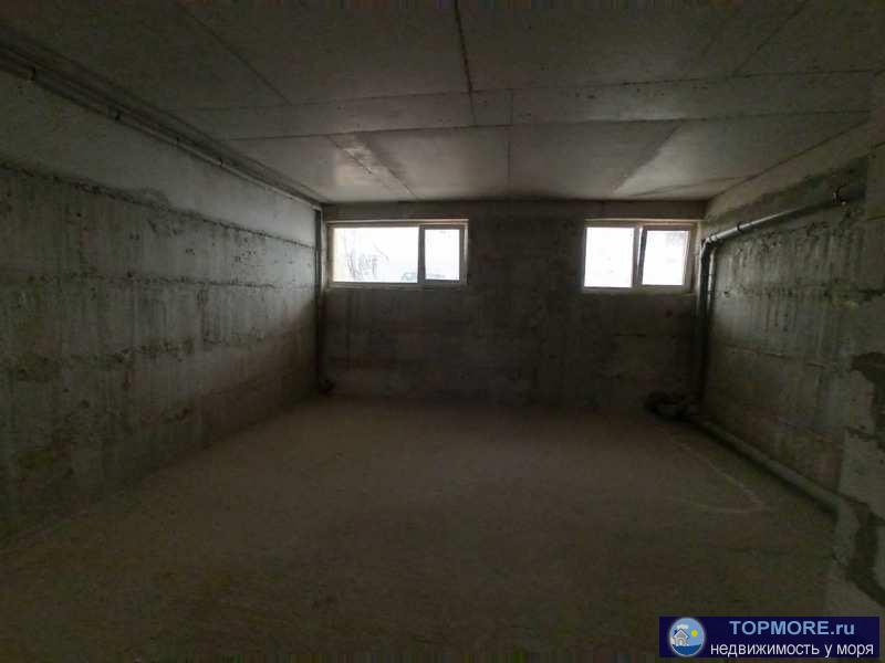 Сдается просторное помещение, в жилом районе города. Две просторные комнаты с окнами, большая кладовая, санузел,... - 1