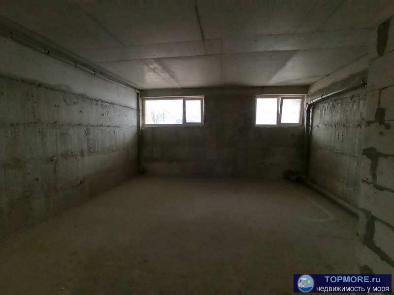 Сдается просторное помещение, в жилом районе города. Две просторные комнаты с окнами, большая кладовая, санузел,... - 2