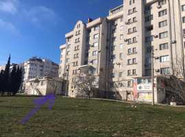 Нежилое помещение расположено на первом этаже жилого дома, общая...