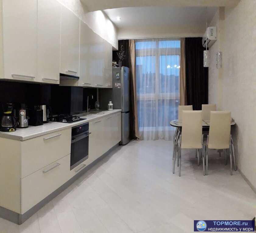 Просторная, светлая, уютная квартира, в которой дышится легко! Большая кухня-гостиная с панорамным остеклением,... - 1