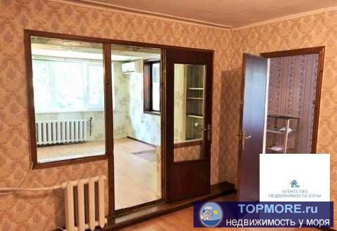 Срочно! Продается четырехкомнатная квартира в Центральном Сочи по ул. Цветной бульвар. Потолки 3 метра, лоджия,...