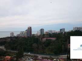 Продается просторная трехкомнатная квартира с видом на море в доме...